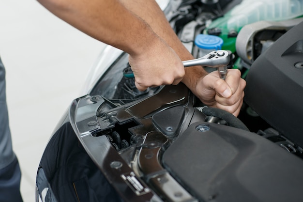 Mecânico de automóveis profissional, reparando um carro