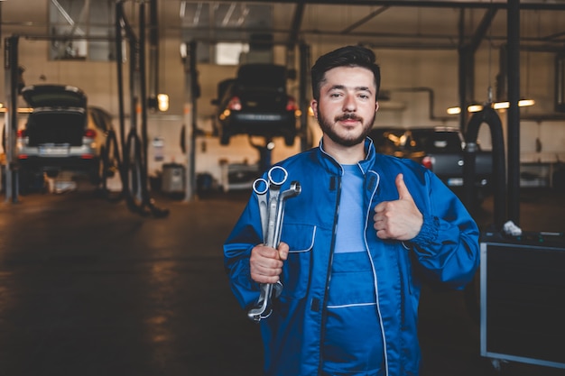 mecânico de automóveis, reparando carros na garagem de serviço