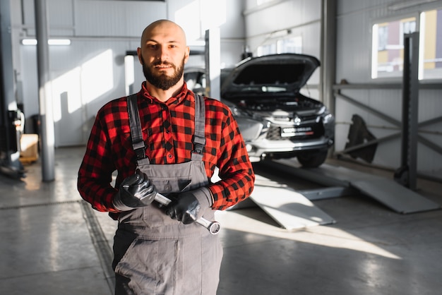 Mecânico de automóveis trabalhando em oficina mecânica