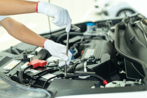 Mecânico de automóveis trabalhando na garagem, centro de serviço de reparação de automóveis.