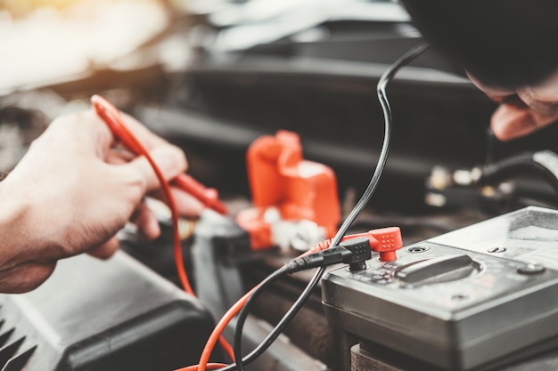 Mecânico de automóveis, trabalhando na garagem Mecânico de automóveis Mecânico de automóveis, trabalhando na reparação