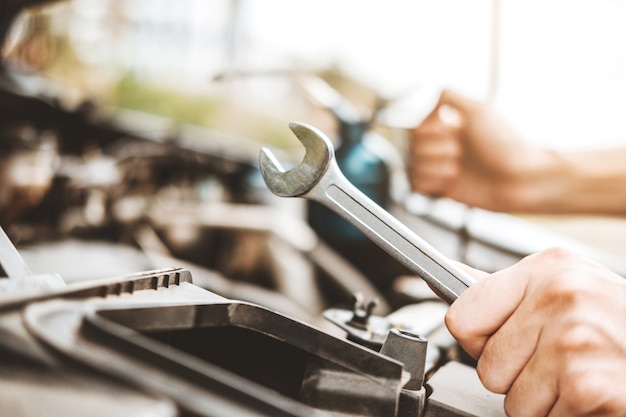 Mecânico de automóveis, trabalhando na garagem Técnico de automóveis Mecânico de automóveis, trabalhando na reparação de automóveis