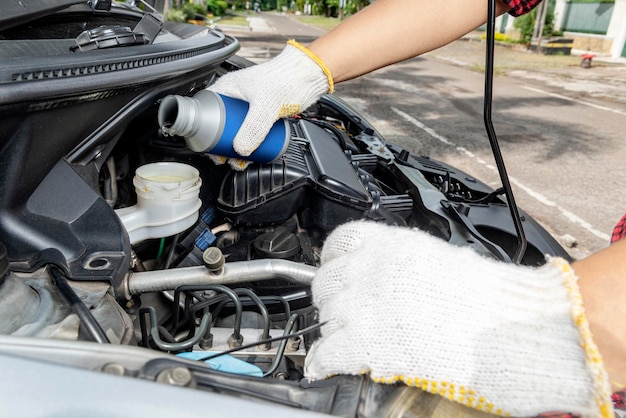 Mecânico de automóveis, trabalhando no reparo do motor