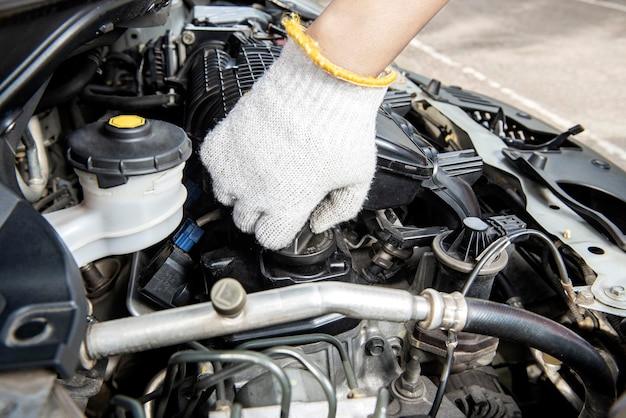 Mecânico de automóveis, trabalhando no reparo do motor