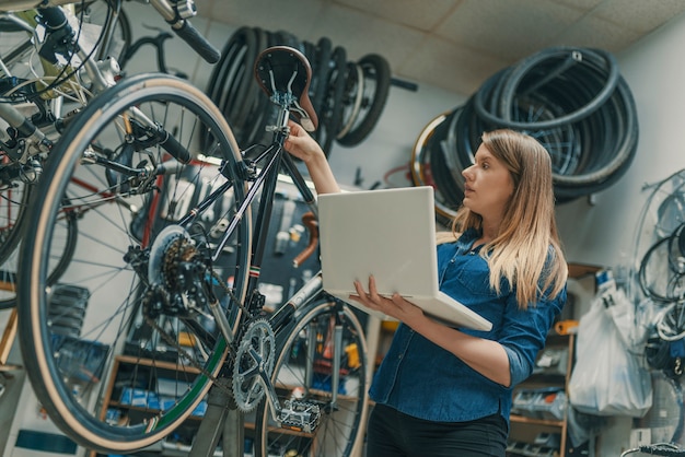 Foto mecânico de bicicleta feminino