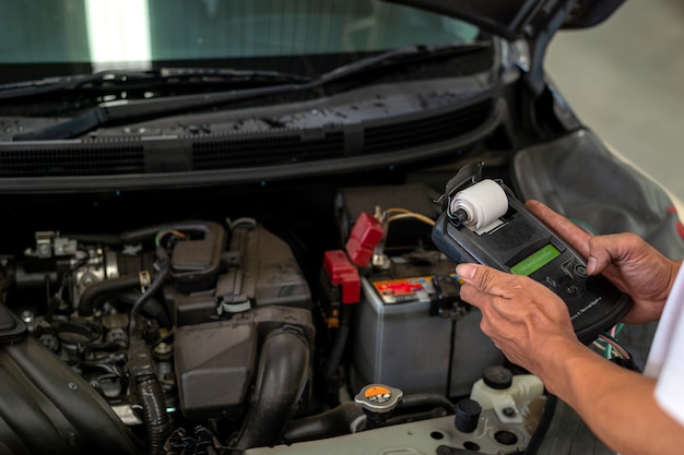 Mecânico de manutenção do carro de trabalho