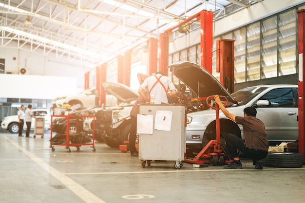 Foto mecânico de manutenção do carro de trabalho