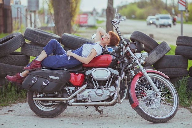 Foto mecânico de menina encontra-se em uma motocicleta