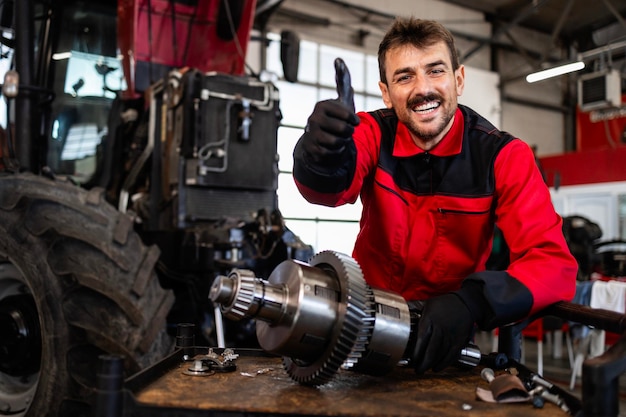 Mecânico especialista em reparação e manutenção de engrenagens de transmissão para tractores e máquinas agrícolas