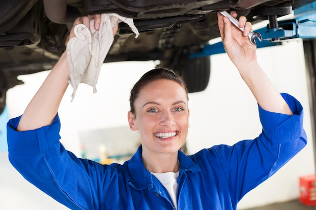 Mecánico examinando debajo del coche