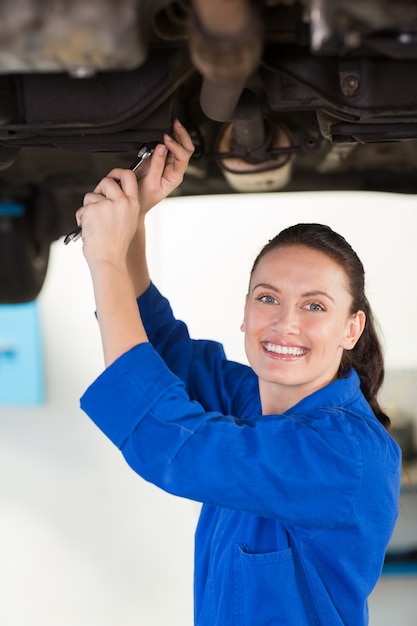 Mecánico examinando debajo del coche