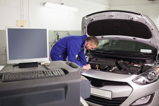 Mecánico examinando un motor de un automóvil