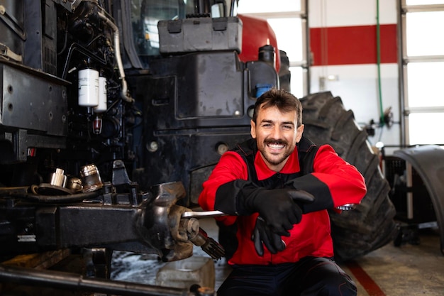 Mecânico experiente em troca de rodas em tractores Serviço e manutenção de máquinas agrícolas