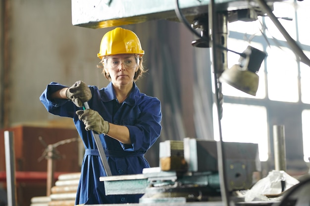 Mecánico femenino en fábrica