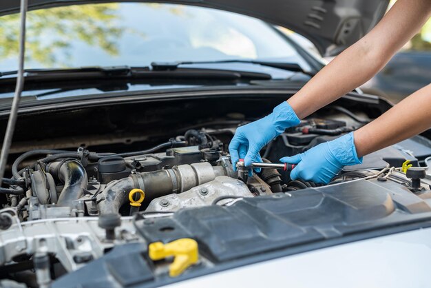 Mecánico masculino ayuda a mujer a resolver el problema de la avería del coche
