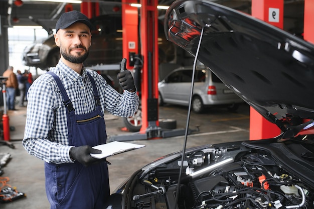 Mecánico masculino en el centro de servicio de automóviles