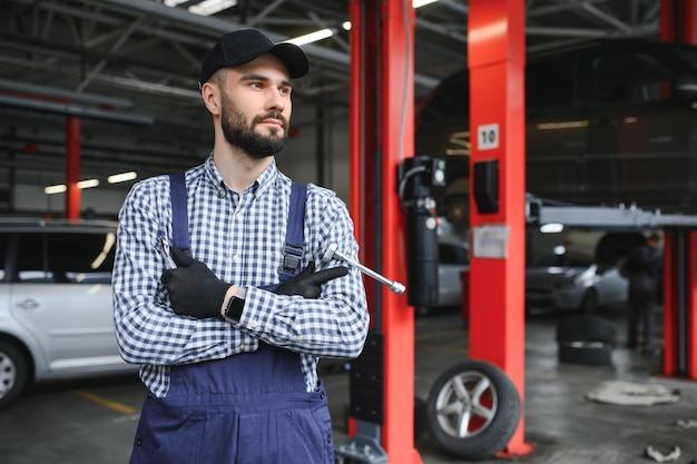 Mecánico masculino en el centro de servicio de automóviles