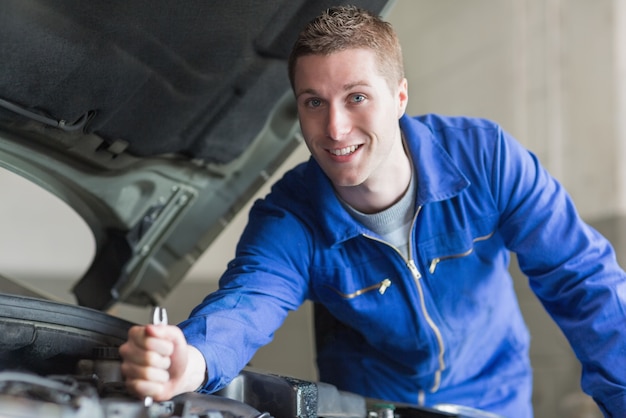 Mecânico masculino trabalhando no motor do automóvel