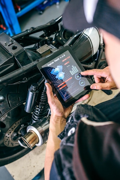 Mecánico de motocicletas con aplicación de tableta