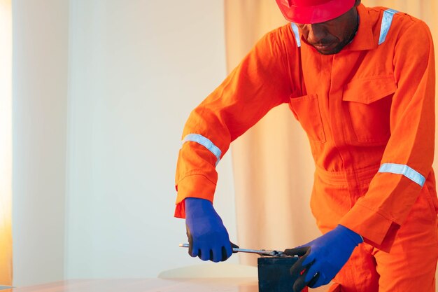 Mecánico negro trabajando en una casa