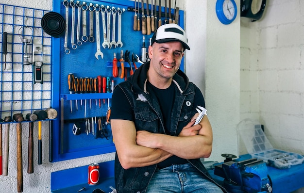 Mecánico posando con una moto