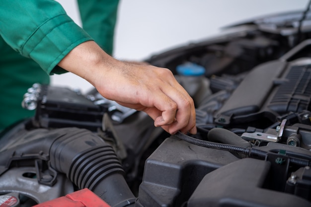 Mecánico profesional que brinda servicio de reparación y mantenimiento de automóviles.