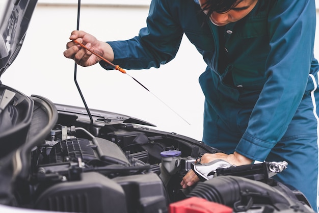 Mecánico profesional que brinda servicio de reparación y mantenimiento de automóviles.