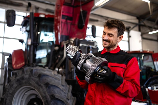 Mecânico profissional de manutenção da transmissão do tractor dentro da oficina