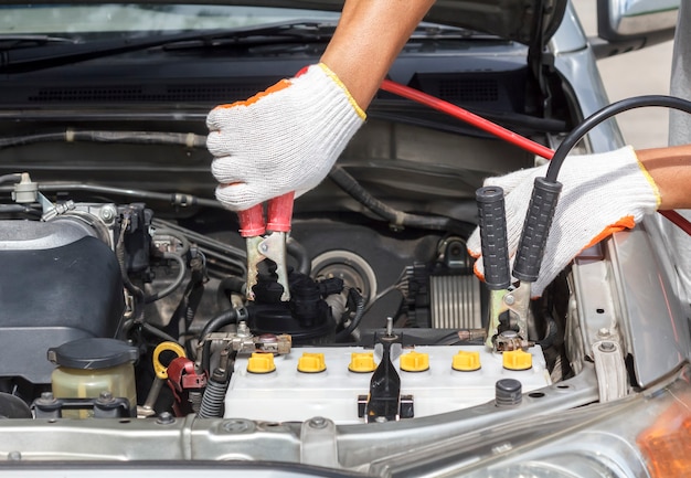 Mecánico que trabaja en el taller de reparación de automóviles.