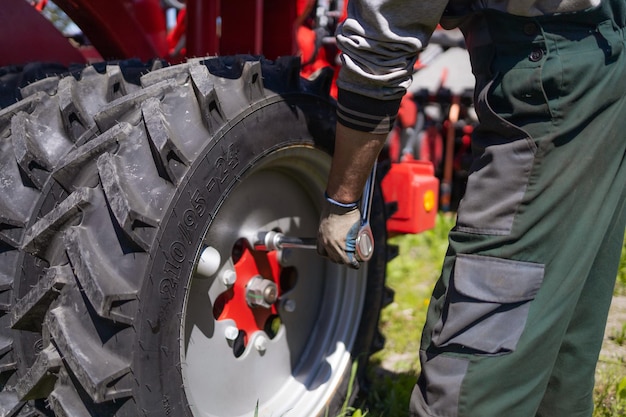 Un mecánico repara maquinaria agrícola Maquinaria y equipos agrícolas modernos