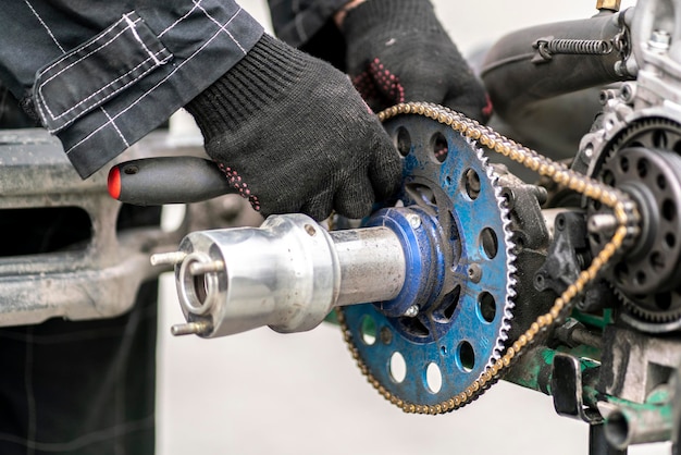 Un mecánico repara el motor de karting en el taller.