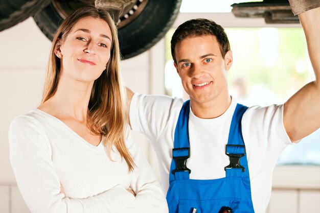 Mecánico de reparación de automóviles de mujer