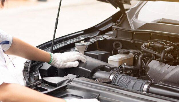 Mecánico de reparación de automóviles de sección media