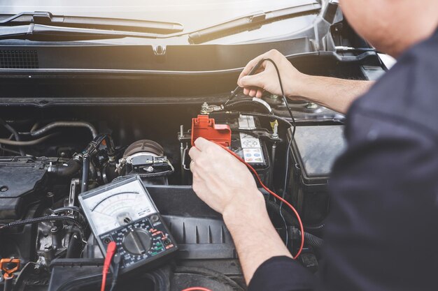 Foto mecánico de reparación de motores de automóviles