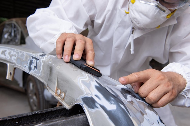Mecánico de reparación y pintura de automóviles