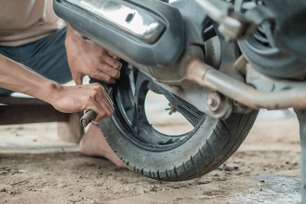 mecânico reparador de pneus