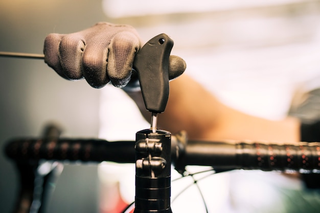 Mecánico reparando una bicicleta