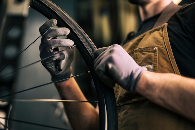 Foto mecánico reparando una bicicleta