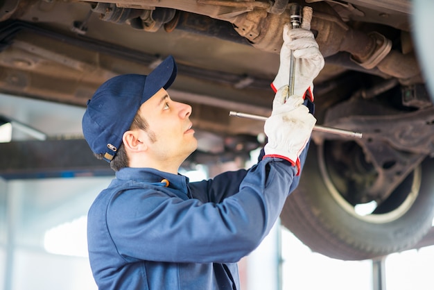 Mecánico reparando un carro levantado