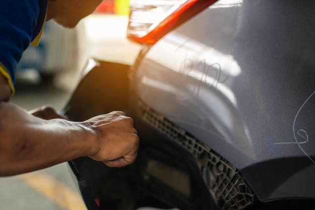 Mecánico reparando coches en un taller de reparación de automóviles