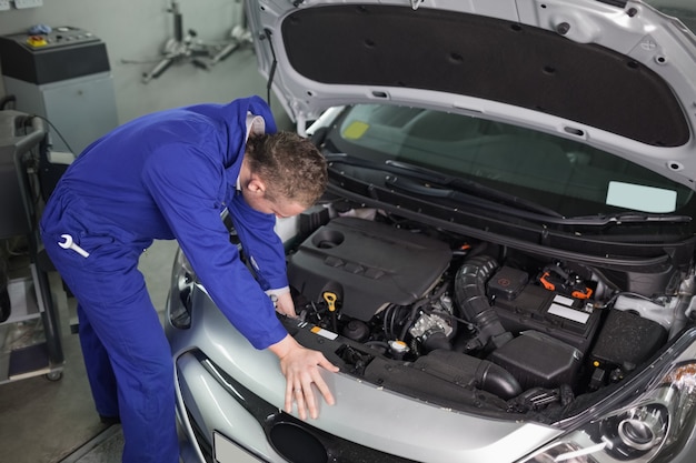 Mecánico reparando un motor