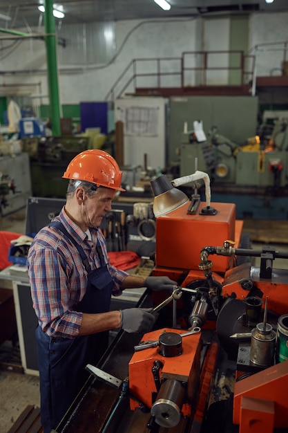 Mecánico reparando el torno