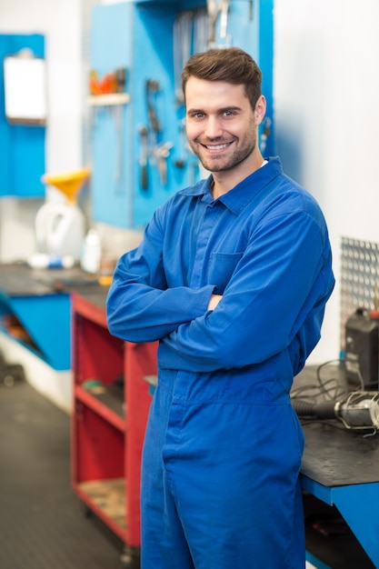 Mecánico sonriendo a la cámara