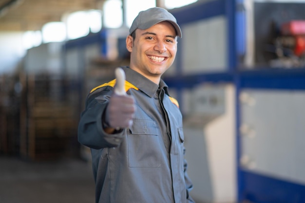 Foto mecânico sorridente dando polegares para cima