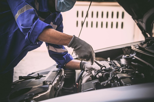 Foto mecánico sosteniendo la llave para reparar el problema del motor del coche