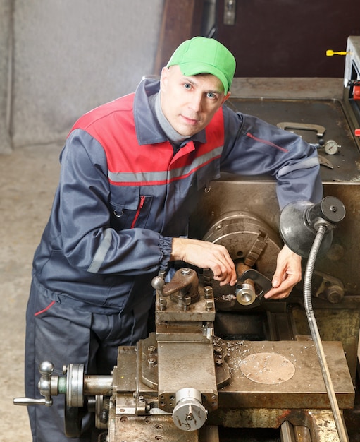 Mecánico trabaja en el torno.