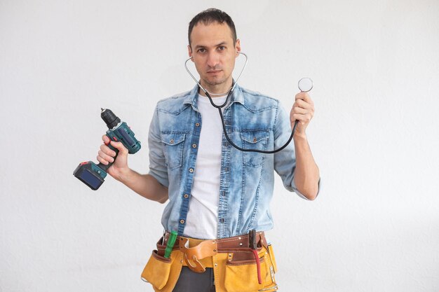 Foto mecánico trabajando con un estetoscopio aislado sobre fondo blanco.