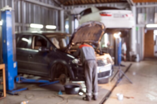 Foto mecánico trabajando en garaje. servicio de reparación.