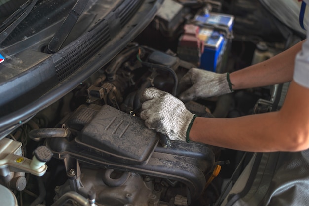 Mecánico trabajando en mantenimiento de automóviles