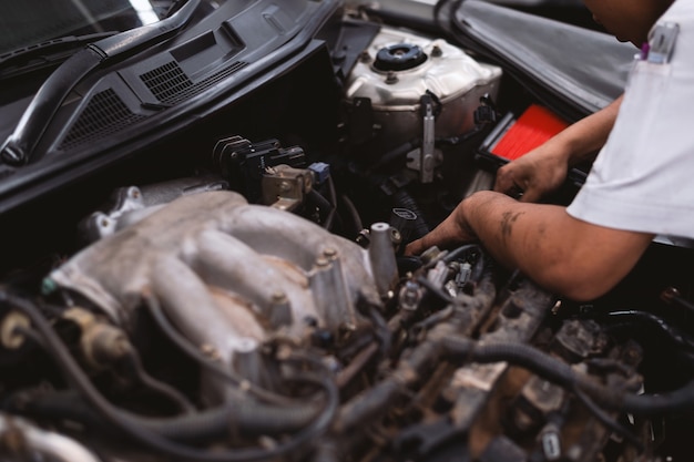 Mecánico trabajando en mantenimiento de automóviles